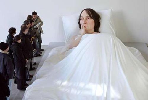   (Ron Mueck) -    .